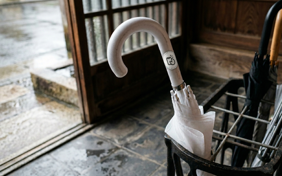 傘の持ち手に貼ったたぐっぴステッカーのイメージ